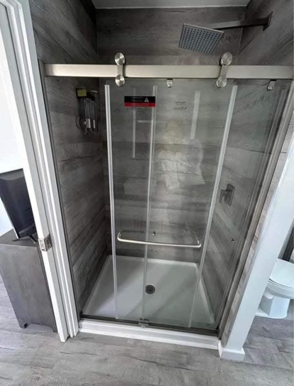 40ft Luxury Container 1 bed 1 bath - Image 8